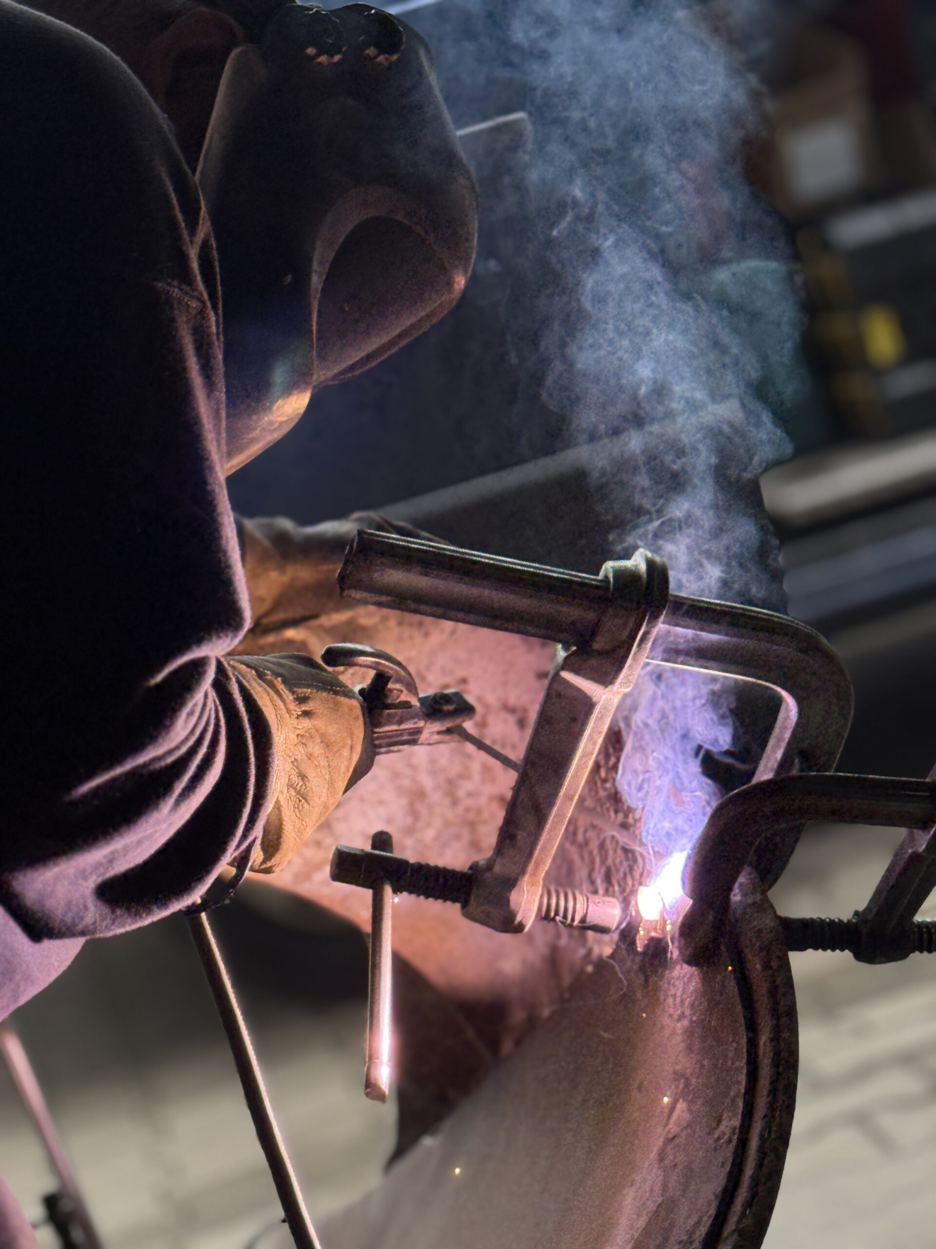 Schweißer bei der Fertigung von Bauteilen für Fahrmischer