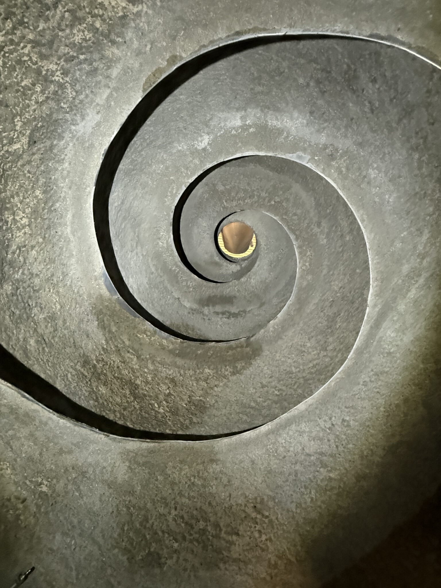 Fahrmischer_Trommel_von_innen_mit_viel_Restbeton